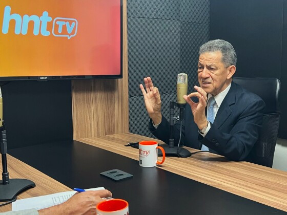 O economista Vivaldo Lopes em entrevista no HNT TV. 