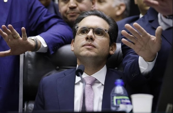 O presidente da Câmara, Hugo Motta (Republicanos-PB), durante retomada da mesa diretora.