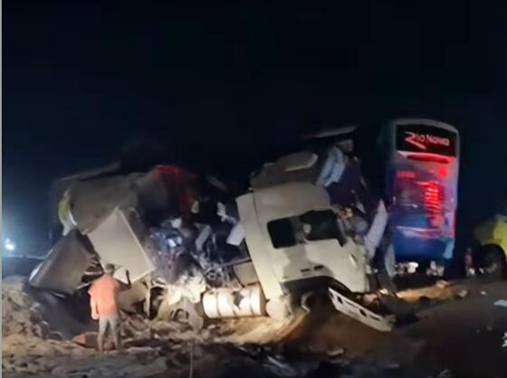 Acidente entre ônibus e carreta Lucas do Rio Verde e Nova Mutum