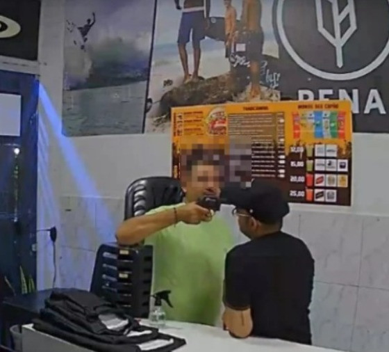 Homem mata rival com tiro à queima-roupa em bar de Cajazeiras; crime é filmado por câmera de segurança