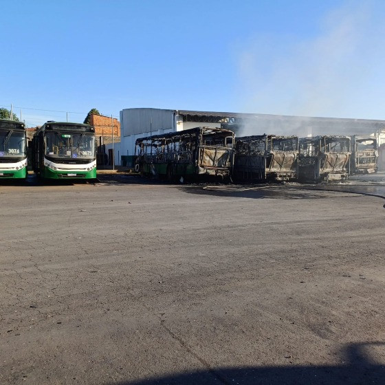 ONIBUS QUEIMADOS GARAGEM 10 08.jpg