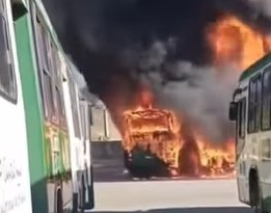 onibus pegando fogo domingo 10 08 (1).jpg