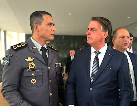 O deputado federal Coronel Assis (União Brasil) e Jair Bolsonaro (PL) durante encontro em Brasília