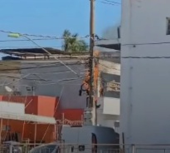 POSTE PEGANDO FOGO AV GENERAL MELLO.jpg