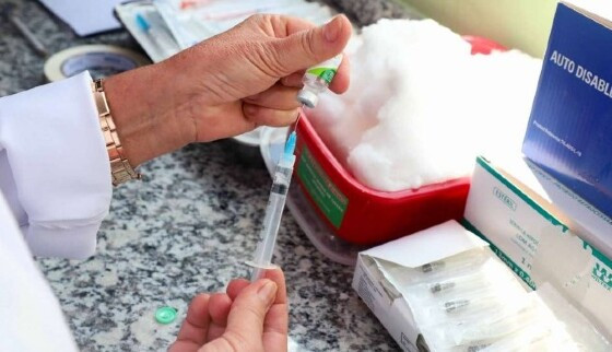 Para receber a vacina, basta que pais ou responsáveis levem a criança com documento de identificação e cartão de vacinas até qualquer USF