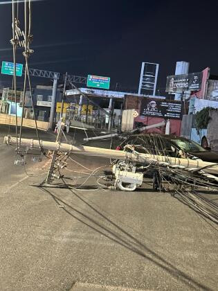 Na colisão, um poste derrubou outros dois, rompeu cabos de baixa e média tensão e danificou um transformador