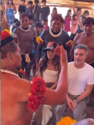 Anitta e Luciano Huck visitam aldeias indígenas em Mato Grosso