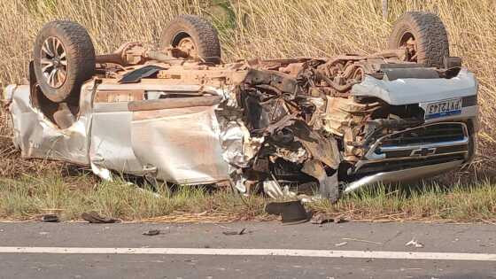 Caminhonete onde estava a prefeita e assessores ficou destruído