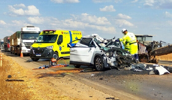Mulher morre em colisão entre carro e caminhão na BR-163; veja vídeo 