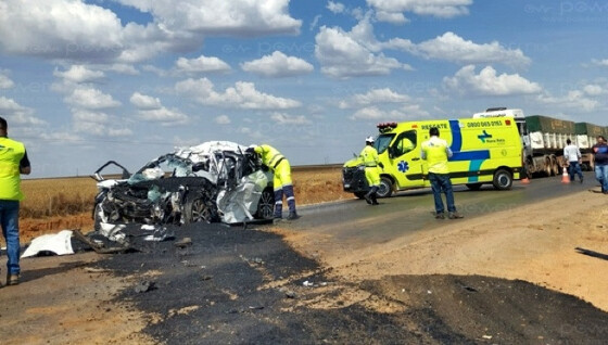Mulher morre em colisão entre carro e caminhão na BR-163; veja vídeo 