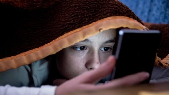 criança no celular