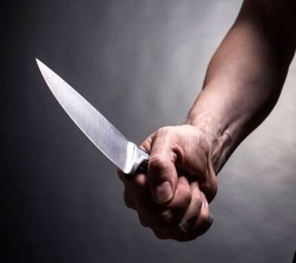 HOMEM SEGURANDO FACA.jpg