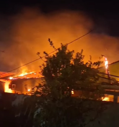 Casa é destruída pelo fogo em Cuiabá; bombeiros arrombaram porta para conter chamas