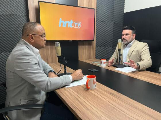 O diretor de Jornalismo do HNT, Kleber Lima, entrevista o jornalista e presidente do LIDE Mato Grosso, Igor Taques