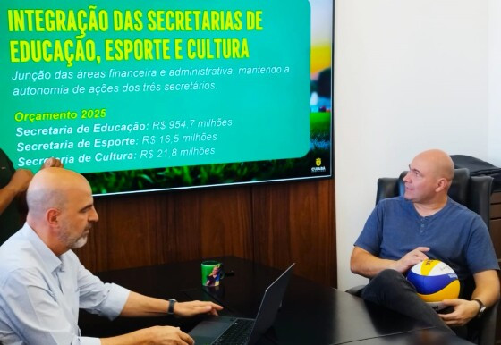 O prefeito de Cuiabá, Abilio Brunini (PL), e o secretário de Educação, Amauri Monge, apresentando plano de integração com as pastas da Cultura e Esportes