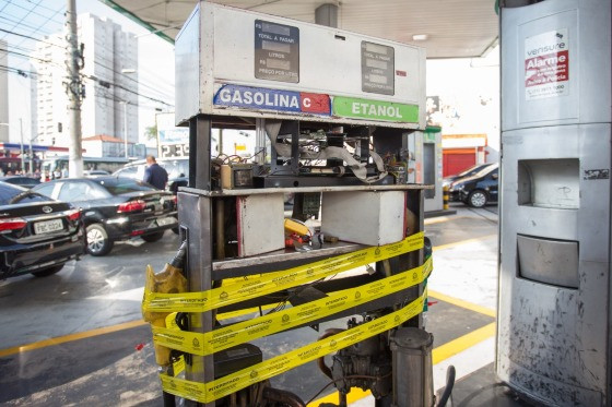 BOMBA DE GASOLINA FECHADA.jpg