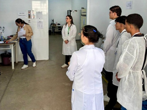 ESTUDANTES DE FARMACIA NA SES.jpg