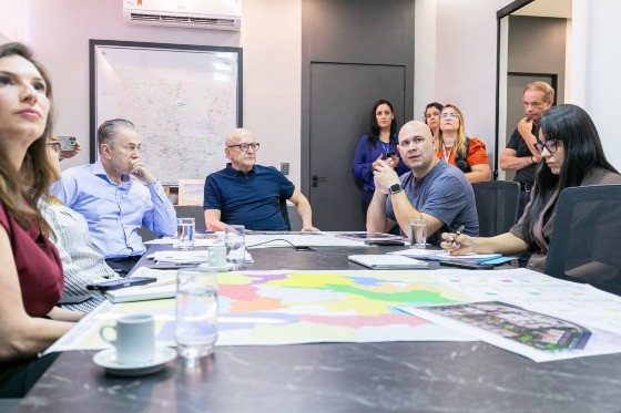 O prefeito de Cuiabá, Abilio Brunini (PL), em reunião com a presença do desembargador Orlando de Almeida Perri e do governador em exercício, Otaviano Pivetta (Republicanos).