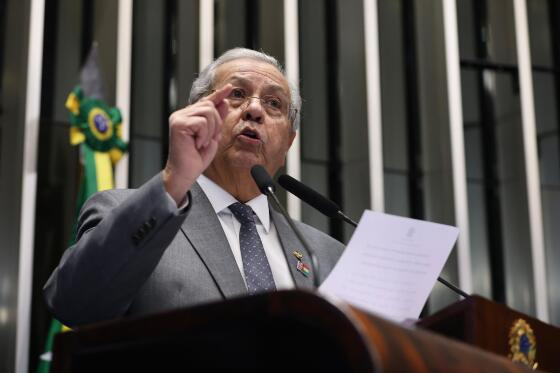 O senador Jayme Campos (União Brasil) na tribuna em Brasília.