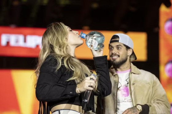 Duda Bertelli bebe tequila no palco de Zé Felipe na Festa do Peão de Barretos
