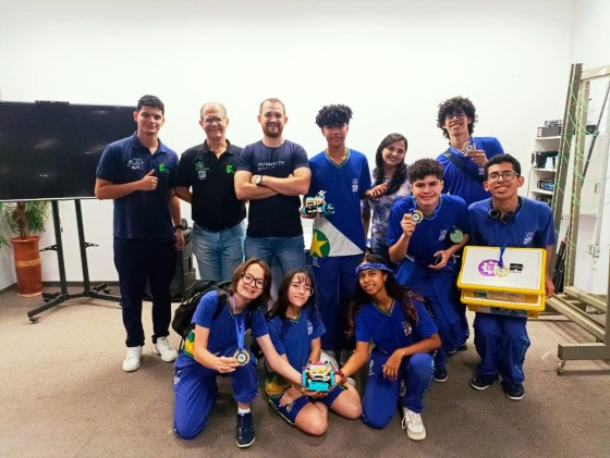 EQUIPE DE ROBBOS ESTUDANTES MT.jpg