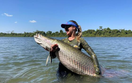 Mulher segurando peixe
