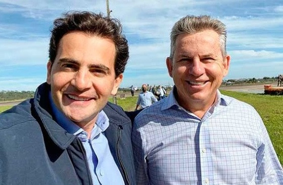 O secretário-chefe da Casa Civil e deputado federail licenciado, Fabio Garcia (à esquerda) e o governador Mauro Mendes, ambos do União Brasil.