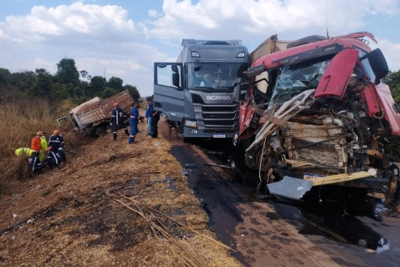 Acidente envolvendo quatro caminhões, na rodovia MT-130.