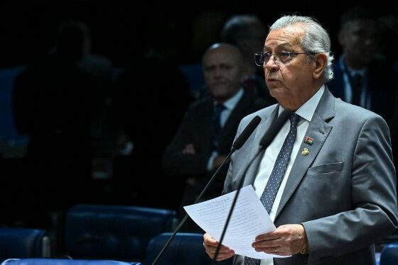 O senador Jayme Campos (União Brasil) em sessão do Congresso.