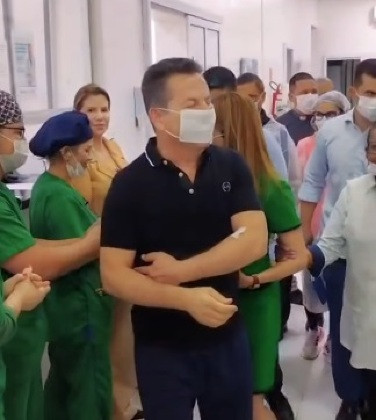 Durante alta, o governador se despediu da equipe médica da Santa Casa e sentiu 'pontada' na costela.