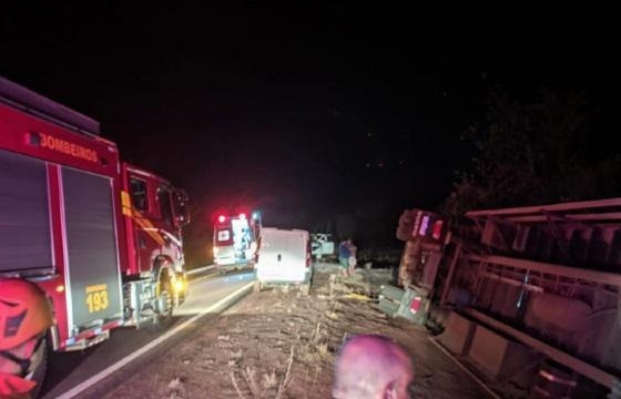 Carreta carregada com ovos tomba e motorista fica ferido 