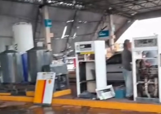 Temporal com ventania causa destruição e deixa parte de município sem energia elétrica