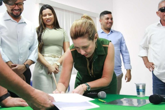 FLAVIA MORETTI ASSINANDO PEDIDO PRONTO SOCORRO.jpg