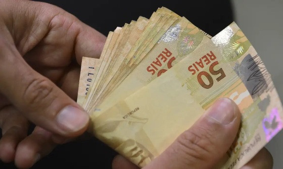 Cédulas de R$ 50 do Real, moeda brasileira.