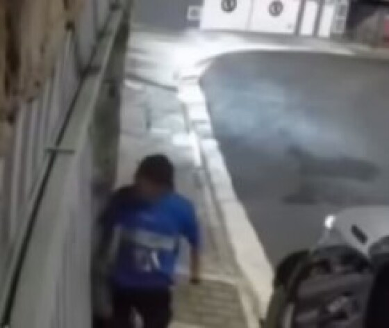 Vídeo mostra ex-jogador do Cuiabá chutando portão da casa da namorada em SP