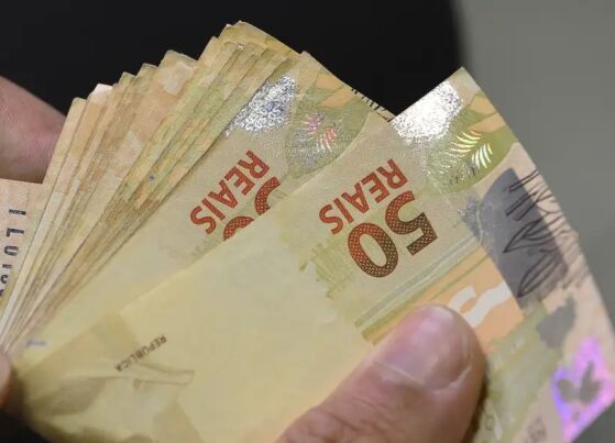 Cédulas de R$ 50 do Real, moeda brasileira.