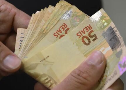 Cédulas de R$ 50 do Real, moeda brasileira.