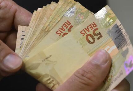 Cédulas de R$ 50 do Real, moeda brasileira.