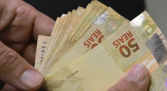 Cédulas de R$ 50 do Real, moeda brasileira.