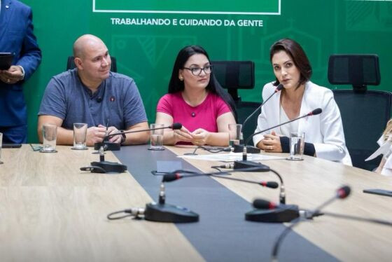O prefeito de Cuiabá, Abilio Brunini (PL) com a primeira-dama e vereadora, Samantha Iris (PL), em visita da ex-primeira-dama da República, Michelle Bolsonaro (PL), ao Palácio Alencastro.