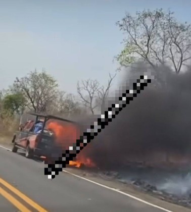 Vídeo: Caminhonete pega fogo e chamas se alastram pela mata