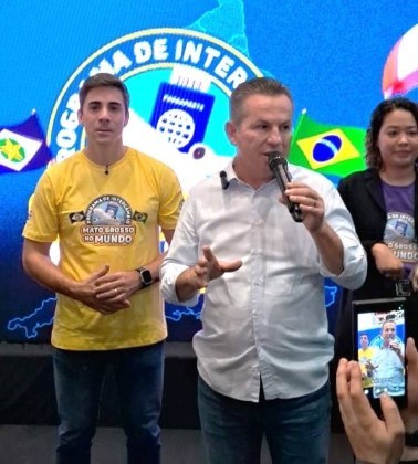 O governador Mauro Mendes (União Brasil) em cerimônia de embarque do programa de intercâmbio para alunos da rede estadual