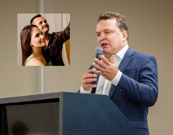 O presidente da Assembleia Legislativa (ALMT), Max Russi (PSB), ao lado da montagem do policial militar Raylton Mourão e da esposa dele, Aline Valando Kounz, suspeitos de participação no assassinato da personal trainer Rozeli da Costa Nunes