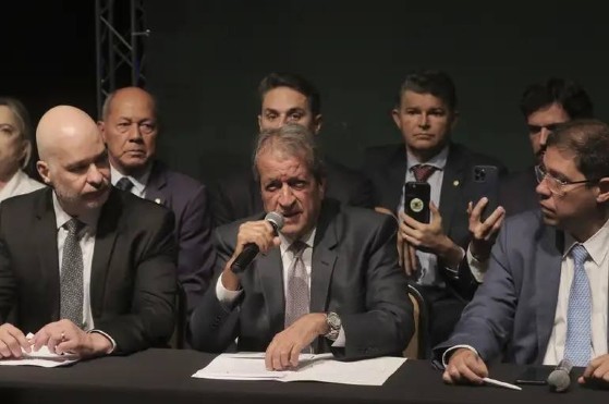 O presidente nacional do PL, Valdemar Costa Neto, em coletiva e o deputado federal José Medeiros (PL) ao fundo