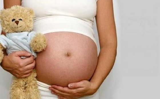 CRIANÇA GRAVIDA COM URSINHO DE PELUCIA.jpg