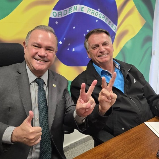 O senador Wellington Fagundes (PL) no gabinete do ex-presidente Jair Bolsonaro (PL) na sede nacional do partido em Brasília