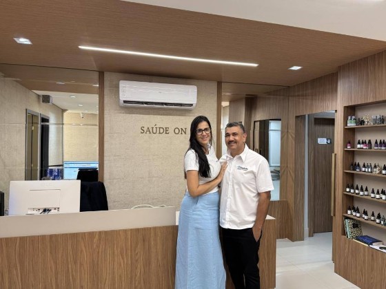 CASAL CAMINHÃO DE ATENDIMENTO MEDICO .jpg