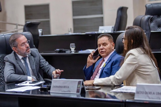 O presidente do PP em MT e deputado estadual Paulo Araújo, à esquerda, Eduardo Botelho (UB) e Janaina Riva (MDB)