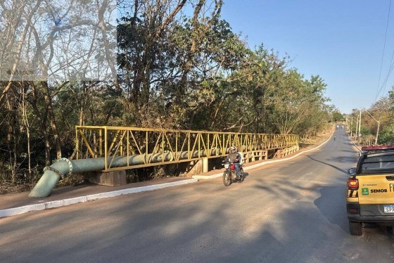 A ponte de concreto sobre o Córrego do Moinho está localizada na Avenida Um, no bairro Jardim Imperial