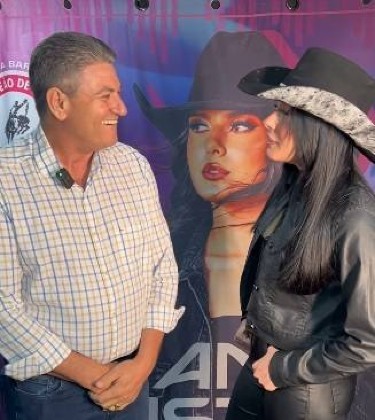 O deputado estadual Valmir Moretto e a cantora Ana Castela